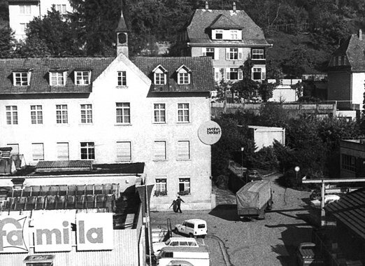 Gebäude schwarz-weiß mit famila Logo in Waldshut 1968